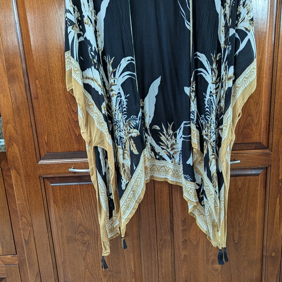 Vince Camuto Black and Gold Floral Wrap - Picture 2 of 8